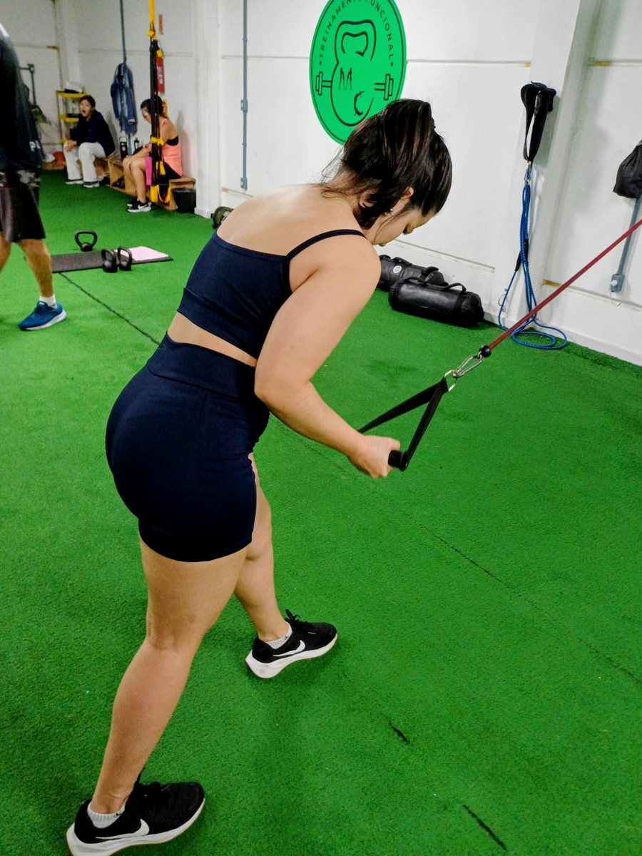 Treino com cabos e resistência na MC Treinamento Funcional